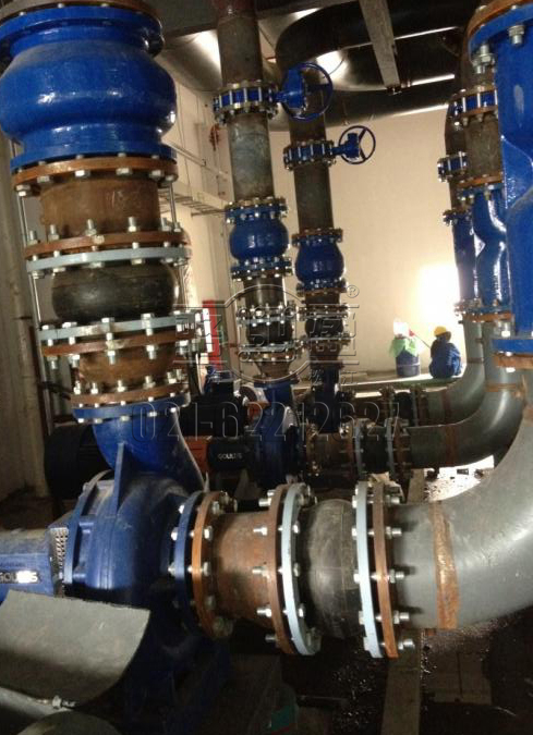 橡膠接頭的實(shí)際安裝圖 /></p>用過(guò)程中容易出現(xiàn)的問(wèn)題，以及怎樣保養(yǎng)的方式方法。<BR>&nbsp;&nbsp;&nbsp; 上海市靜安區(qū)橡膠接頭質(zhì)量有保證但是在某些條件惡劣的情況下會(huì)對(duì)球體產(chǎn)生一定的不良影響，產(chǎn)生開裂或裂紋的問(wèn)題：我們的管道在經(jīng)過(guò)暴曬后、隨著時(shí)間的推移會(huì)出現(xiàn)老化，會(huì)出現(xiàn)不同程度的開裂損壞，這種情況應(yīng)該定期檢查維護(hù)及時(shí)的更換，并且我們應(yīng)該盡量的避免橡膠接頭在陽(yáng)光下暴曬或是風(fēng)吹雨淋，安裝一些保護(hù)措施，延長(zhǎng)上海市靜安區(qū)橡膠接頭的使用壽命。<BR>&nbsp;&nbsp;&nbsp; 上海市靜安區(qū)橡膠接頭經(jīng)水泡變形脫層：如果表面有一小部分水泡或變形，不會(huì)影響到產(chǎn)品的性能，要進(jìn)行明顯標(biāo)注，進(jìn)行定期檢查巡視。如果球體表面存在大水泡，變形和/或?qū)臃蛛x，及時(shí)進(jìn)行維修更換。有時(shí)可觀察到上面的法蘭外徑的橡膠簾布層分離，橡膠接頭應(yīng)盡快更換。<BR>&nbsp;&nbsp;&nbsp; 上海市靜安區(qū)橡膠接頭型號(hào)的安裝：應(yīng)該檢查安裝是否正確。法蘭之間，有沒有過(guò)大。檢查管道是否存在過(guò)度伸長(zhǎng)，過(guò)度壓縮，橫向或者角度位移。如果安裝不正確會(huì)造成產(chǎn)品位移過(guò)大，應(yīng)該調(diào)整管道后重新更換產(chǎn)品，或者增加橡膠接頭的數(shù)量，以適應(yīng)現(xiàn)有的運(yùn)行環(huán)境安裝。<BR>&nbsp;&nbsp;&nbsp; 還要注意泄漏的問(wèn)題、如果一旦發(fā)現(xiàn)泄漏的情況、我們需要先看是不是螺栓是不是沒擰緊，如果排除這個(gè)因素，那么有可能是橡膠接頭球體與管道配套法蘭在連接過(guò)程中出現(xiàn)偏差從而造成接觸面不能百分之九十九接觸進(jìn)而影響管道的密封性能，如果出現(xiàn)此類情況應(yīng)該拆掉螺栓組，重新組裝，確保密封性能。<BR>&nbsp;&nbsp;&nbsp; 駱盈生產(chǎn)的橡膠接頭在管道中能有效的補(bǔ)償和緩解管道和盲板推力，又能便于水泵，閥門的安裝與維修環(huán)境的更換工作，實(shí)為管道安裝運(yùn)行領(lǐng)域中為理想的配套產(chǎn)品。<BR><h4>伸縮器技術(shù)參數(shù)</h4>
<table cellspacing=